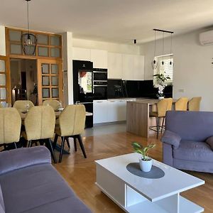 Appartement à 3 Chambres à Coucher