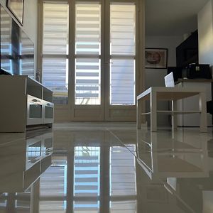 Studio Lit King-Size