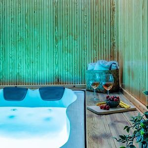 Amelia Jacuzzi Maisonette Ath Center