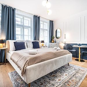 Beautifully Renovated Apartments At Lesser Town