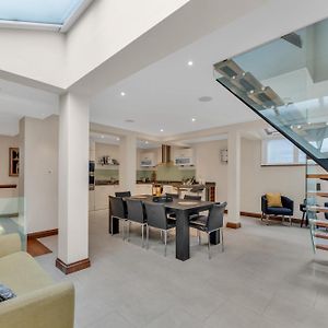 3-Bed Grand Triplex In Westminster
