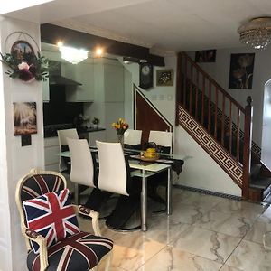 Cheerful 4 Bedroom House With Garden Free Parking
