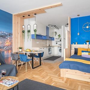 Newly Renovated!!! - Modern Apartment 10 Minutes From The Grand Boulevard