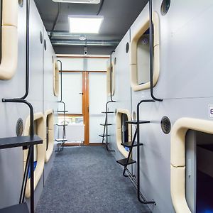 AV-1 capsule hotel&hub