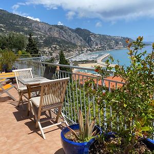 Villa l'ensoleillée vue panoramique mer, 250 m de la plage et du centre ville