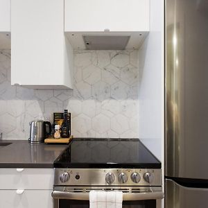 Blue Tropics Studio In Little Italy With Kitchen By Den Stays