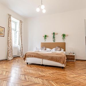 Timeless Vienna: 2Br Apt In The Historic District