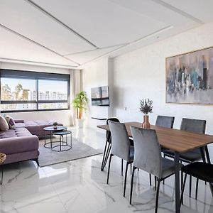 Superb & Sunny 2Br & 2Ba Apt. W/ Seaview, Malabata