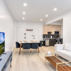 Free Indoor Parking Cozy & Spacious Condo In Heart Of Downtown