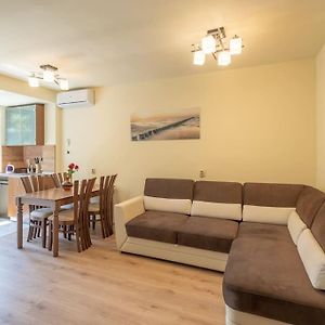 Top Location, Brand New 3 Bdrm Apt & Free Parking