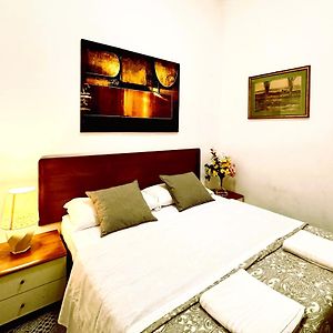 4 Bed Rooms Luxury Apartment Near Colosseum