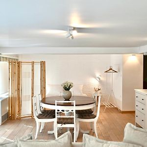 Bright And Comfy Apartment In The Heart Of Athens
