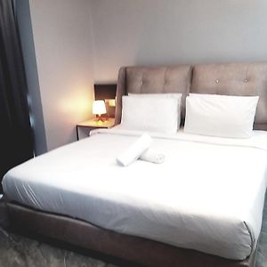 Studio Lit King-Size