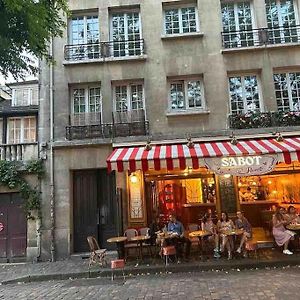 One Room Apartment In Paris Montmartre