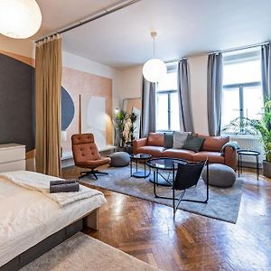Unique Stylish Apartment - L3