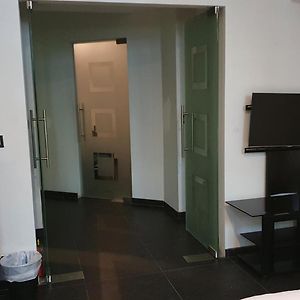 Studio Lit King-Size