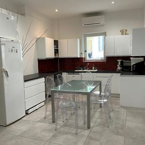 Appartement à 3 Chambres à Coucher aux Étages Supérieurs
