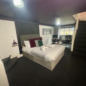 Spacious Duplex City Apartment With King Sized Bed, Free Onsite Parking, Near Utilita Areana & Icc