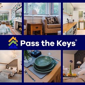 Pass The Keys Old Trafford 4-Bedroom Retreat Near Manchester United & City Centre - Family-Friendly