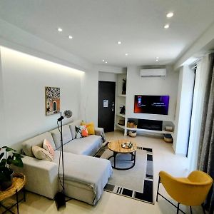 Floral Home 1 - Ground Floor Apt With Courtyard And Private Parking!