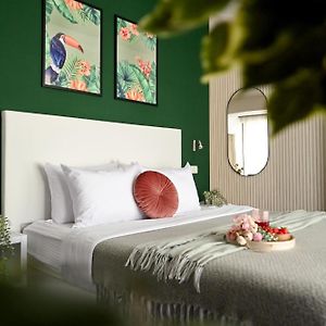 Urban Paradise - Modern Central Accommodation