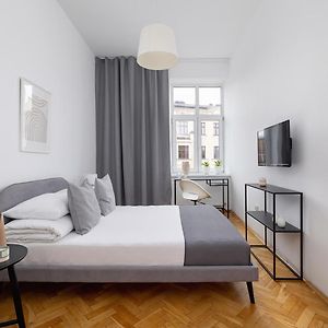 2-Bedroom Apartment With Balcony - Dluga 65