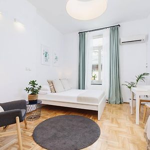 Private Parking - Old Town - Sw Krzyza 16 Street