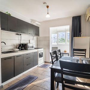 Rustic & Spacious 3Br Apartment