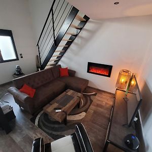 Chambre avec jacuzzi dans hangar insolite