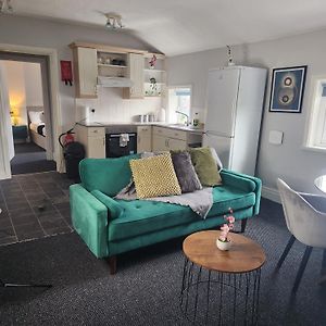 Cottage Style 2 Bedroom Apt In City, Near Utilita Arena & Free Parking
