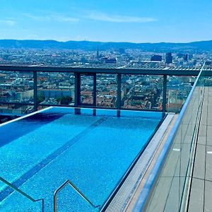 Panorama Sky Apartment I Rooftop Pool I Metro Station