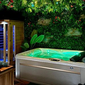 Jungle Love Room