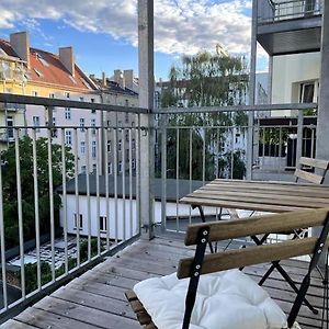 Newly Renovated Apartment In Ideal Location