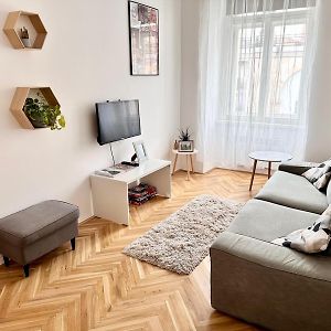 Viaduct View Apartment