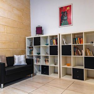 Traditional Maltese Styled 2Br Apartment With Large Maltese Balcony & Internal Yard - Located In The Heart Of Valletta - Maltese Capital City