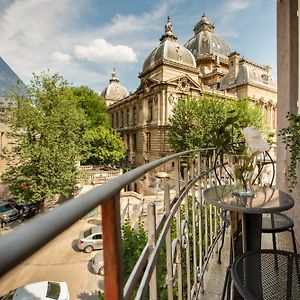 Centrally Located 2Br Apartment With Balcony & Unique Design