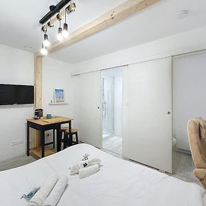 Studio Lit Queen-Size