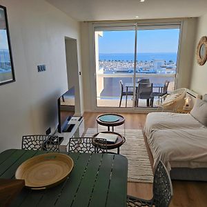 Vue Panoramique Sur Bassin,Piscine Et Terrasse