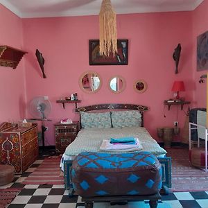 Dar Sam - Red Room