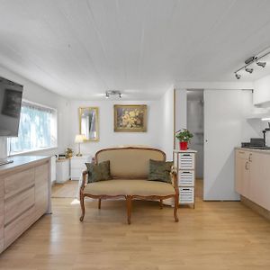 Lara Studio In Laugardalur Valley, Reykjavik Central Park And Botanical Garden, Private Entrance, Free Private Parking On Side
