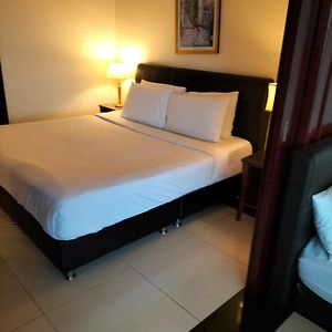 Studio Lit King-Size