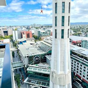 Spacious Skytower View And Seaview 2 Bdr 2 Bth Apartment