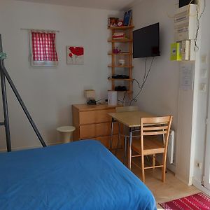 Studio Lit King-Size