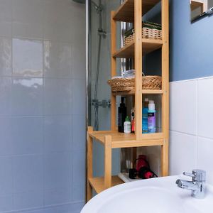 Stylish 3 Bedroom Apartment Near Hollyrood Park