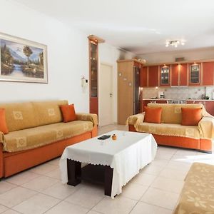 Scenic Balcony Apt In Vibrant Petralona