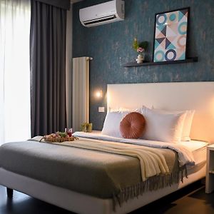 Urban Elegance - Stylish Central Accommodation