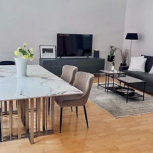 90Qm Designerwohnung Mit Kueche Und Jacuzzi In Do-City