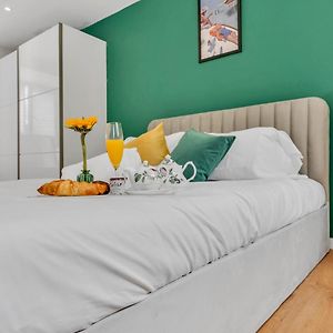 Stunning 3-Bedroom Getaway With Free Parking- Games- King Size Bed