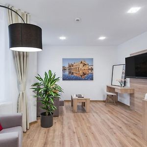Old Town Apartments - B12