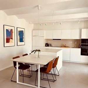 Appartement à 3 Chambres à Coucher aux Étages Supérieurs